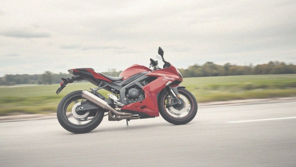 Co decyduje o wysokiej prędkości maksymalnej motocykli sportowych 1000?
