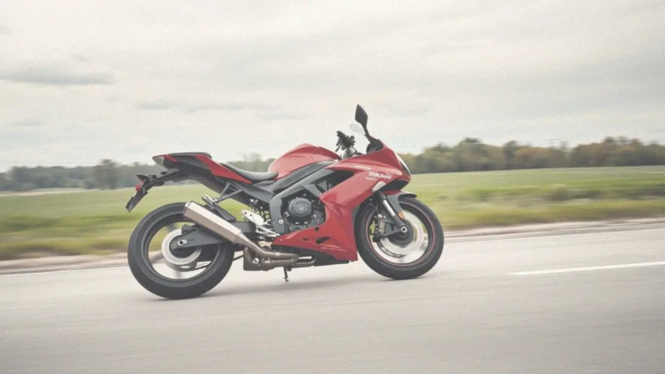 Co decyduje o wysokiej prędkości maksymalnej motocykli sportowych 1000?