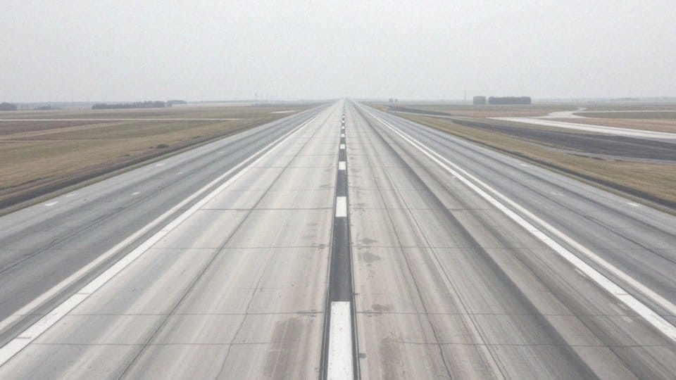 Co to są próg i nachylenie pasa i jak są opisane na mapie?